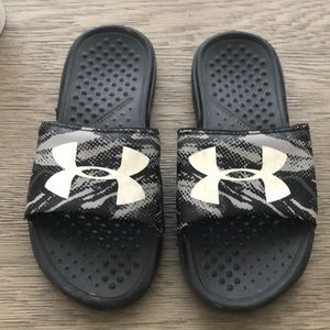 Under ARMOUR SIZE 2 Y slides Excellent Condition
